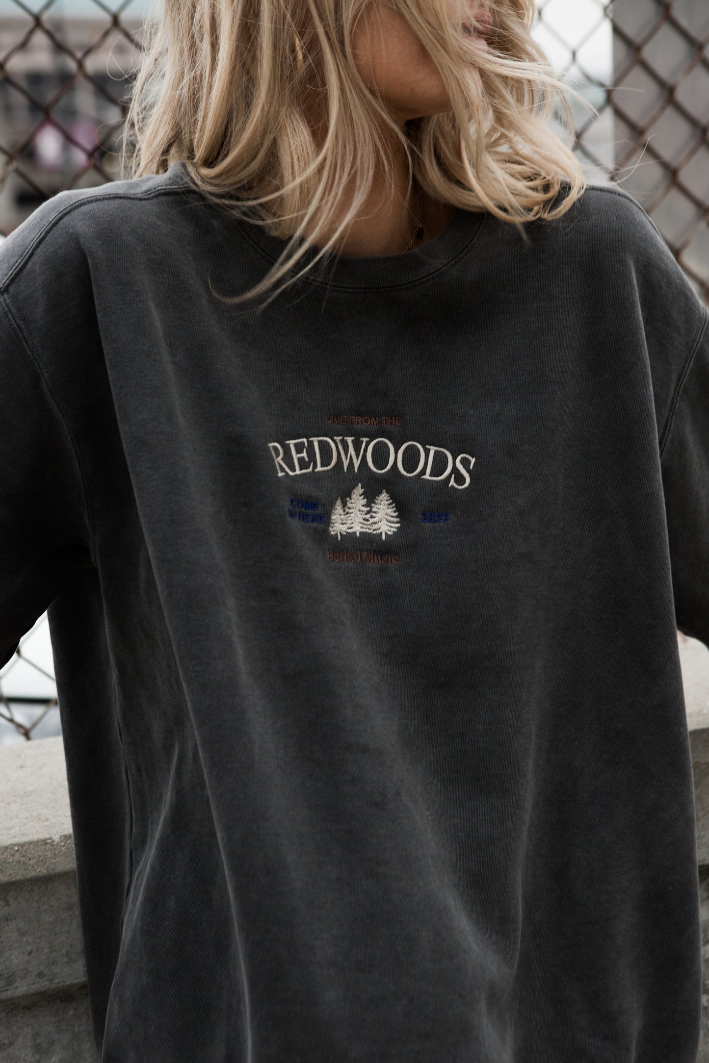 REDWOODS EMBROIDERED CREW, PEPPER
