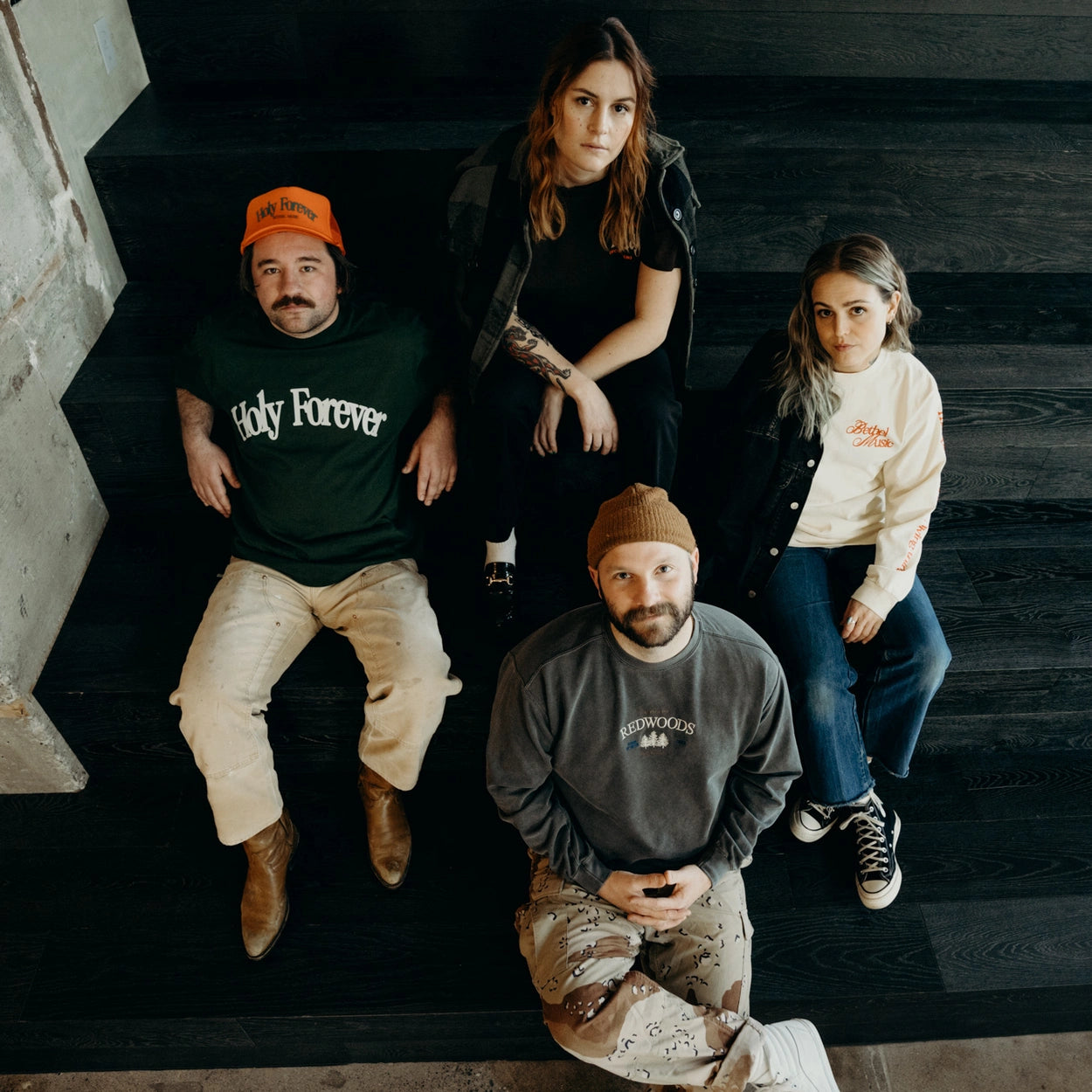 REDWOODS EMBROIDERED CREW, PEPPER