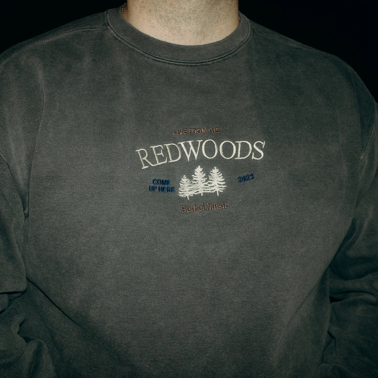 REDWOODS EMBROIDERED CREW, PEPPER